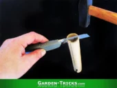 Zur Herstellung von eigenen Schreibfedern wird ein Bambusrohr gespalten. Sehr einfach mit einem Cutter oder scharfen Messer.