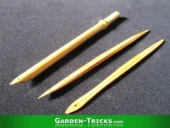 Drei Varianten selbstgemachte Schraibfedern aus Bambus.