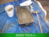 Im Gartenbau wird der Beton erdfeucht gemischt. Das heißt es wird nur so viel Wasser hinzugegeben, daß die Mischung nicht an den Händen kleben bleibt.