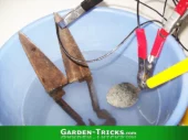 Gartengeraete kann man mit einfachen Haushaltsmitteln elektrisch entrosten.