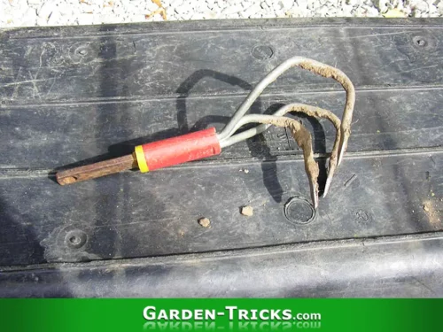 Das Gartenwerkzeug Grubber sorgt für lockeren Boden und spart dadurch Wasser. Durch die gebrochenen Kapillarkräfte verdunstet weniger Feuchtigkeit.