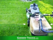Rasenmäher wenden, Phase 1: Der Rasenmäher wird mit den Hinterrädern genau dort hingefahren, wo die nächste Spur aufhört.