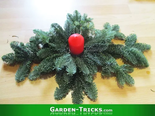 Wenn man einen Weihnachtsbaum kauft ist da eine Menge Tannengrün dran. Daraus kann man sich direkt auch Weihnachtsgestecke und andere Dekoration basteln.