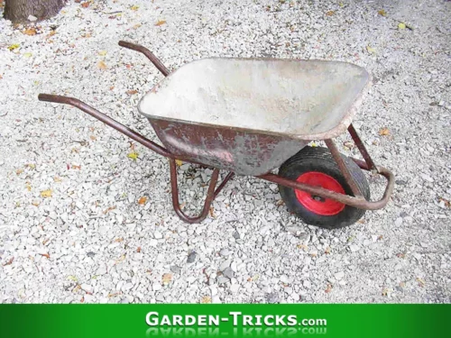 Die Trogschubkarre ist klarer Testsieger für den Gebrauch im Gartenbau. Die Muldenschubkarre ist weniger geeignet.