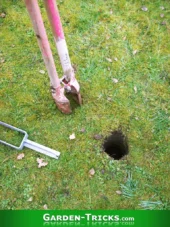 Soe sieht ein sauber gegrabenes Loch für Zaunpfosten oder Betonfundamente aus. Ein cleveres Gartenwerkzeug, das kaum einer kennt.