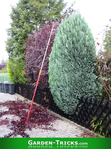 Eine Teleskopstange ist im Gartenbau unverzichtbar. Sie macht das stellen von Leitern auf unsicherem Boden überflüssig.