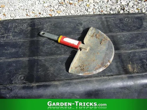 Ein Rasenkantenstecher ist ein nettes Gartenwerkzeug. Es gibt aber andere Methoden.