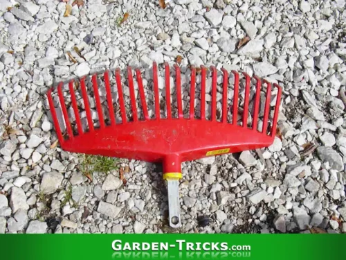 Ein wichtiges Gartenwerkzeug ist er Laubrechen. Aus Plastik ist er leicht und leise.
