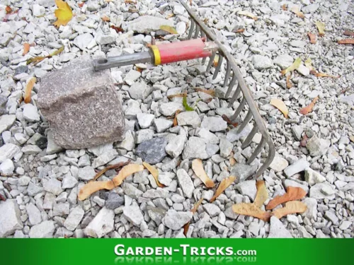 Eine Harke oder Rechen ist ein wichtiges Gartenwerkzeug. Es ist beidseitig benutzbar.