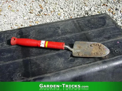 Die Pflanzschaufel ist ein nützlicher kleiner Helfer im Gartenbau. Nicht nur für Pflanzungen.